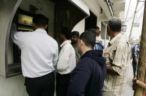 وزارة المالية: رواتب الموظفين على الصراف الالي الليلة