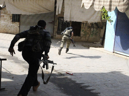 انفجار يستهدف جنازة أحد عناصر فتح بمخيم عين الحلوة